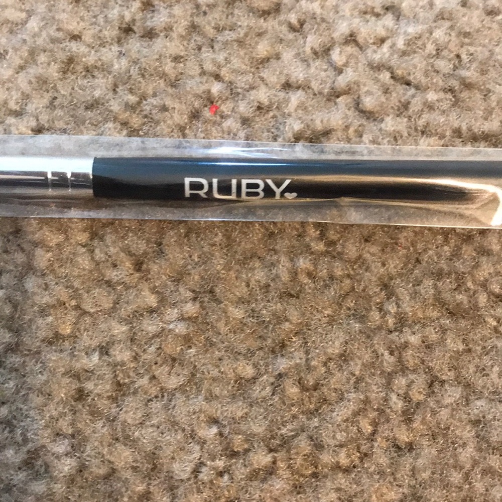 Ruby Makeup Brush - Picture 3 of 3